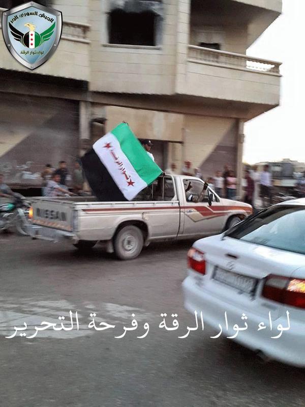 #Syria: Liwa Thuwar #Raqqa (#FSA) rebels driving through Tall Abyad today, being cheered on by residents who stayed  