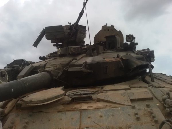 Syrien JN / AQ erfasst 1 T-90A in Tal El Eis. Vorne Kontakt-5 ERA Ziegel ging. 1 OHTSU-1-7 fehlt, 1 gebrochen