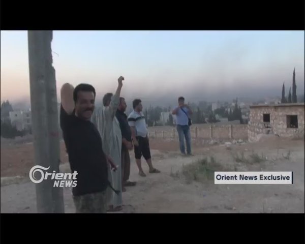 Aleppo : Residents burn tires to help opposition fighters