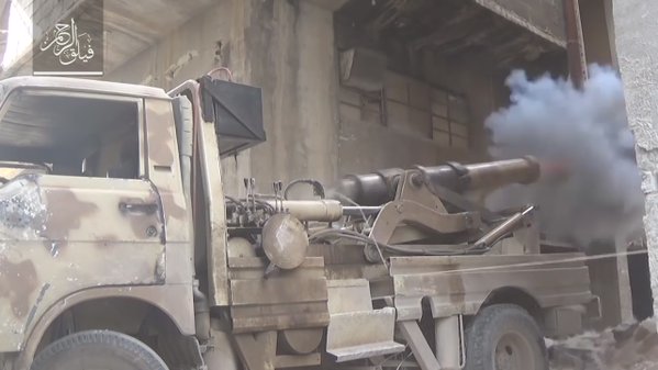 Faylaq al-Rahman verwendete eine Kanonenkugel des 19. Jahrhunderts, um syrische Regierungskräfte anzuziehen, die in einem Gebäude auf der Irbin-Front, Damaskus, aufgehalten wurden.