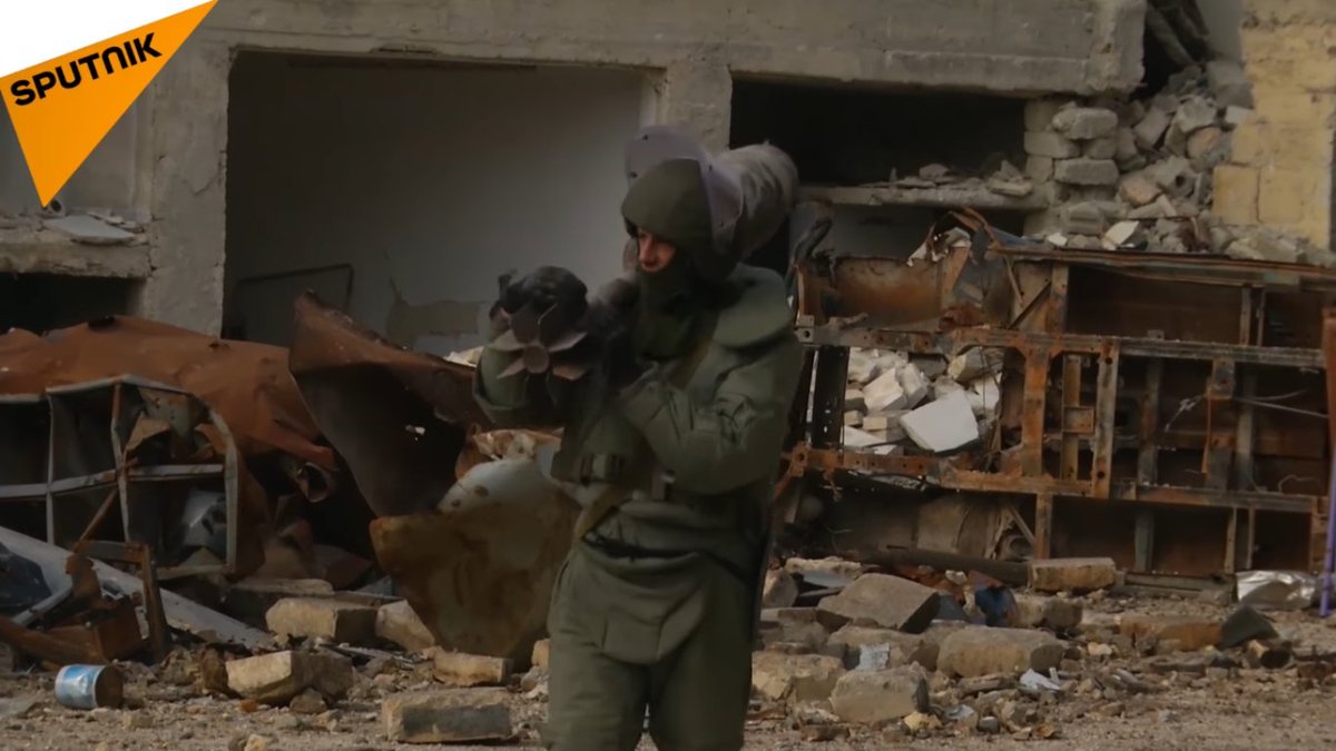 Российский БТР-82А со встроенными глушителями на миссии по разминированию в Алеппо, Сирия 