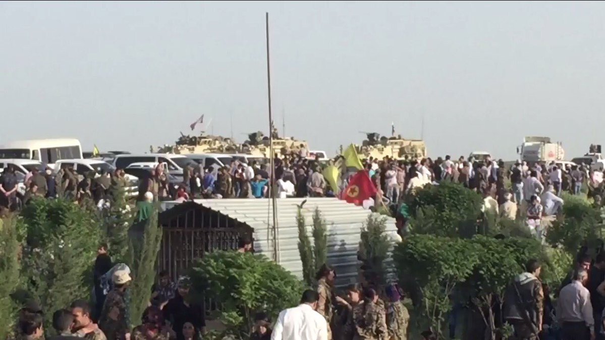 ABD özel kuvvetler bugün, Derik'i ziyaret edip PKK bayraklarıyla karşılandı. Bu görüntüler, bugün öldürülen YPG savaşçıları için düzenlenen töreni gçsteren videodan alınmıştı. Kuzey Suriye