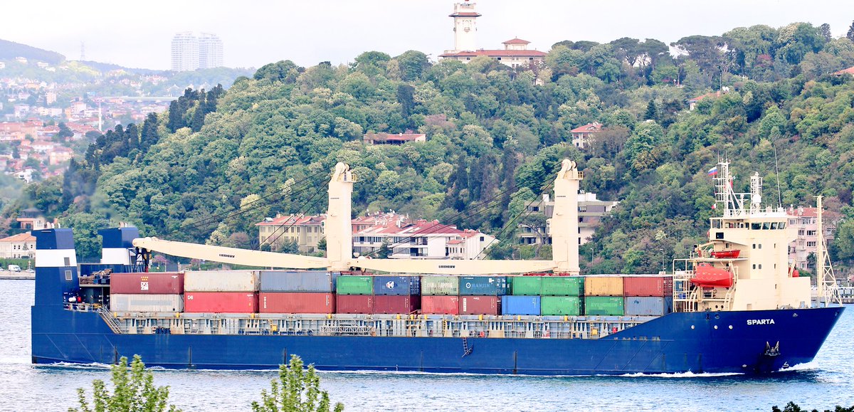 Aus Novorossiysk, Russland Flagge #RORO Sparta segelt durch Bosphorus auf dem Weg nach Tartus, Syrien mit Containerboxen