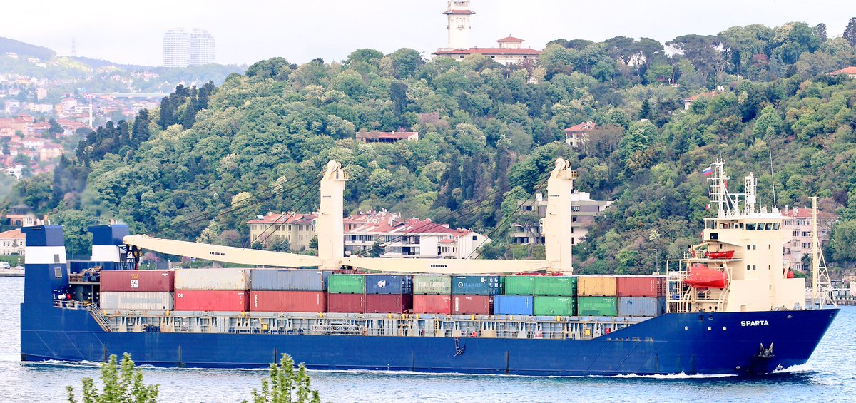 Aus Novorossiysk, Russland Flagge #RORO Sparta segelt durch Bosphorus auf dem Weg nach Tartus, Syrien mit Containerboxen