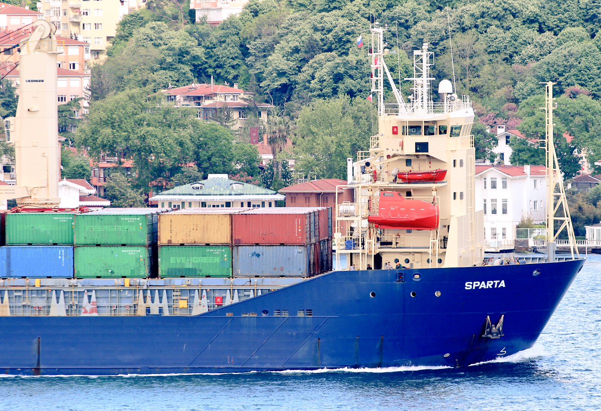 Aus Novorossiysk, Russland Flagge #RORO Sparta segelt durch Bosphorus auf dem Weg nach Tartus, Syrien mit Containerboxen