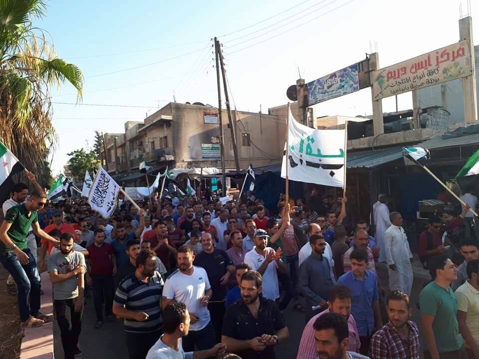 After masses came out to protest against Hay'at Tahrir al-Sham today in Saraqeb, Idlib, fighters from the group retreated from the town.  