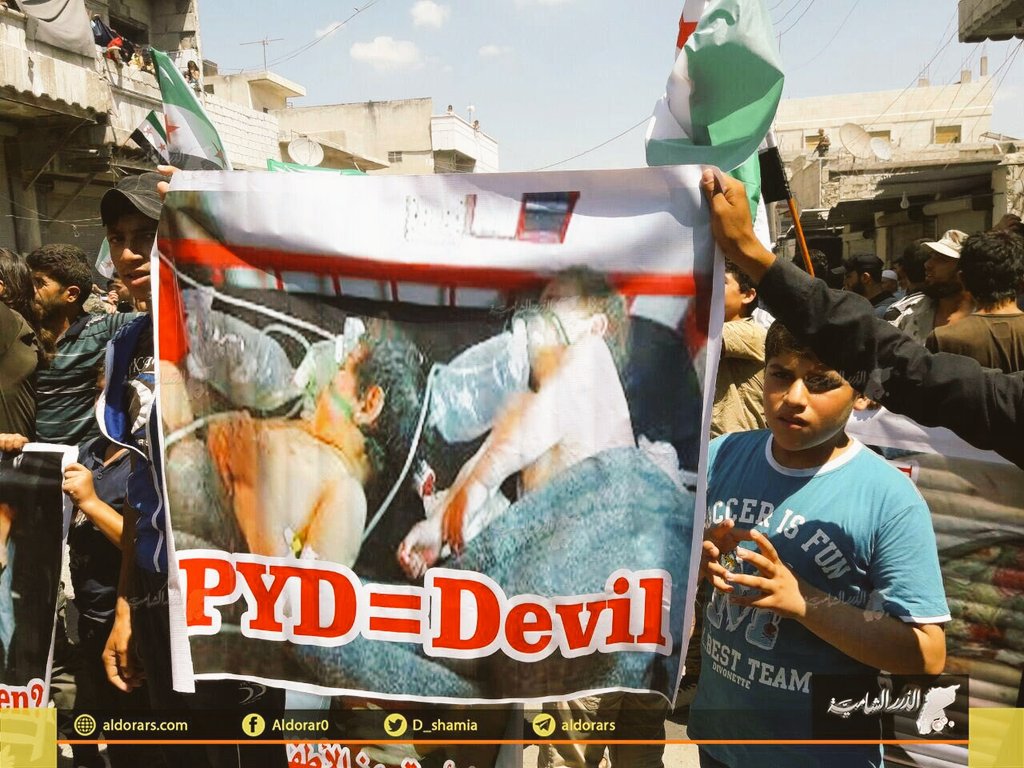 Alepo: La gente en Azaz llamando a  FSA y al ejército turco para lanzar la ofensiva Afrin contra YPG.