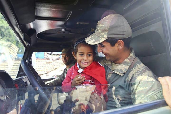 Сирийские дети приветствовали турецкую армию на севере Идлиба