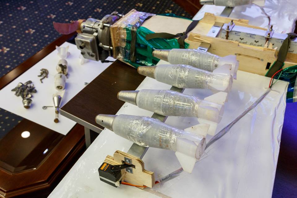 Das russische Verteidigungsministerium veröffentlichte am 6. Januar weitere Bilder von Waffen, die zum Angriff auf den Khmeimim-Stützpunkt verwendet wurden. Schaut auf improvisierte Sprengkörper von 400 gr. mit Fragmentierungsmaterial (Explosivstoff ist angeblich PETN).