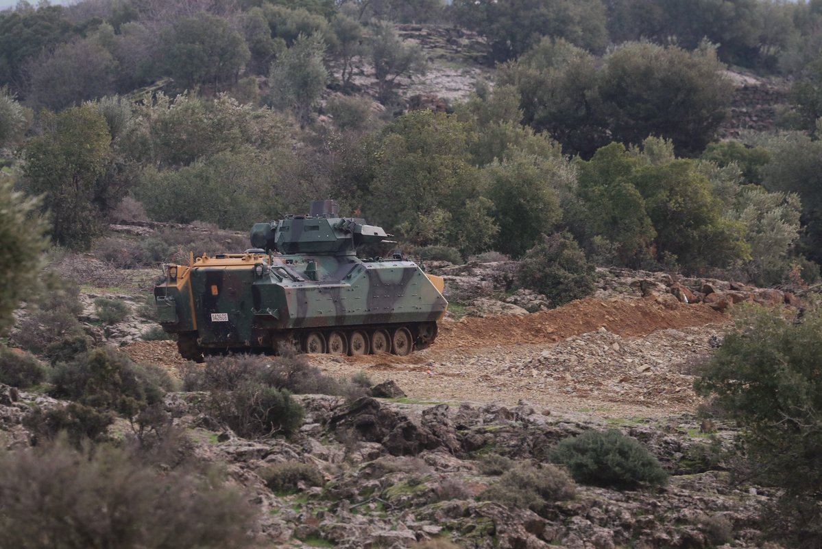 Man berichtet, dass türkische Panzer und gepanzerte Kampffahrzeuge  der Operation der Freien Syrischen Armee gegen YPG in Afrin wahrscheinlich unterstützten.
