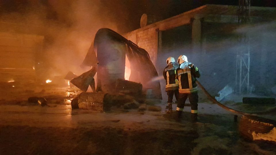 White Helmets firefighters teams managed to extinguish a huge fire that broke out in a petrol market in Aldana city north of Idlib, after an unknown explosion in the city after midnight.   