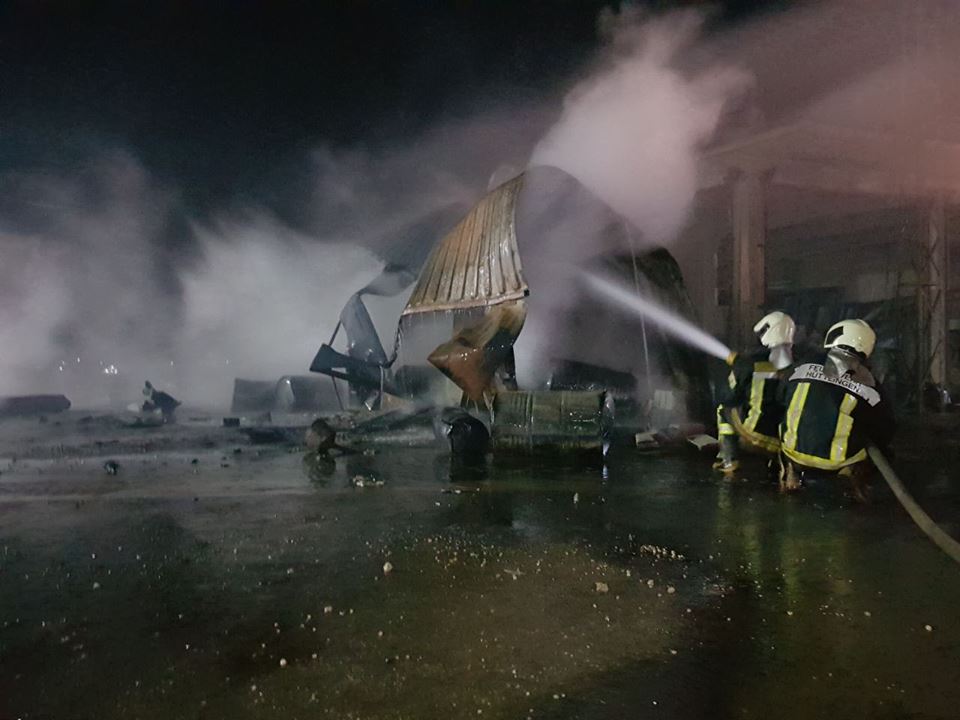 White Helmets firefighters teams managed to extinguish a huge fire that broke out in a petrol market in Aldana city north of Idlib, after an unknown explosion in the city after midnight.   