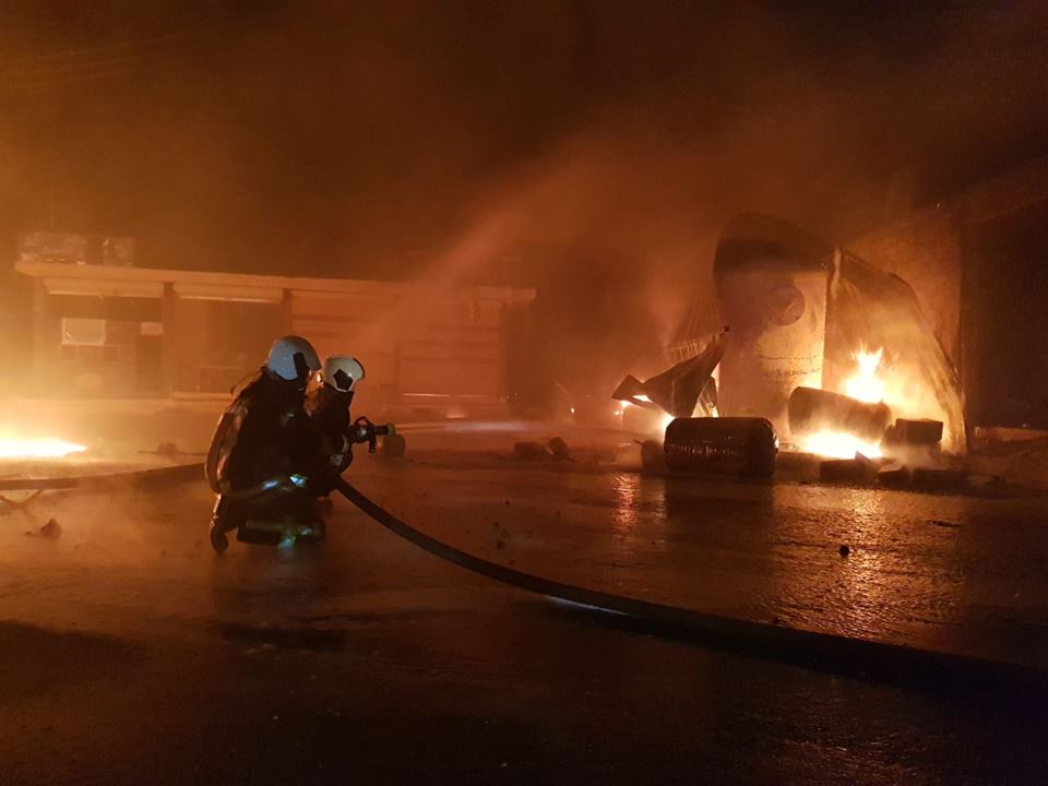 White Helmets firefighters teams managed to extinguish a huge fire that broke out in a petrol market in Aldana city north of Idlib, after an unknown explosion in the city after midnight.   