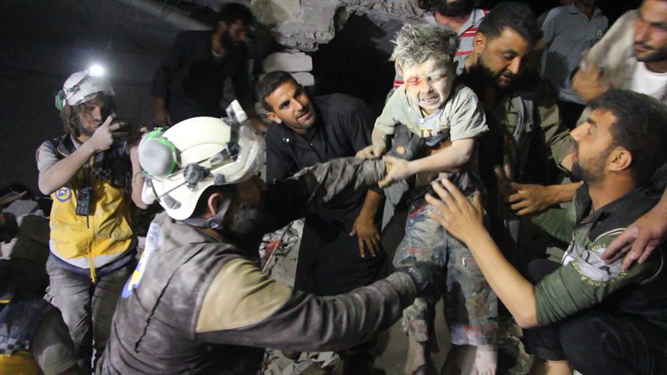 Syria: aftermath of Russian airstrikes on Urem Kubra which killed 22 people including 6 children yesterday. 11 ppl extracted alive from rubble during overnight rescue operation