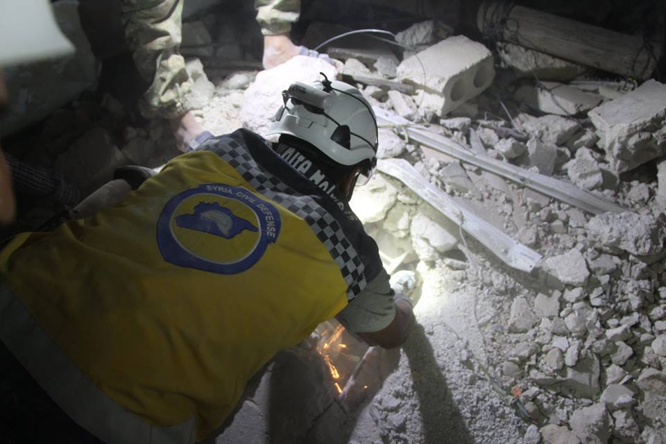 Beyaz Kasklıların kurtarma çalışmalarında Halep\'in Alkubra kentinde 11 sivil (4 çocuk) enkaz altından kurtarıldı. Hayatını kaybedenler sayısı 22\'ye yükseldi.