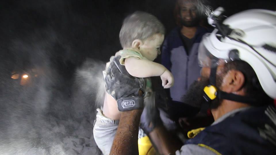 Beyaz Kasklıların kurtarma çalışmalarında Halep\'in Alkubra kentinde 11 sivil (4 çocuk) enkaz altından kurtarıldı. Hayatını kaybedenler sayısı 22\'ye yükseldi.