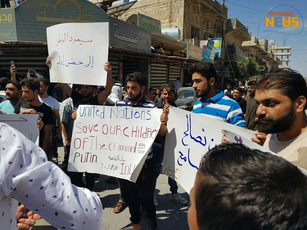 La manifestation dans la ville Kafranbel de la campagne sud d'Idleb
