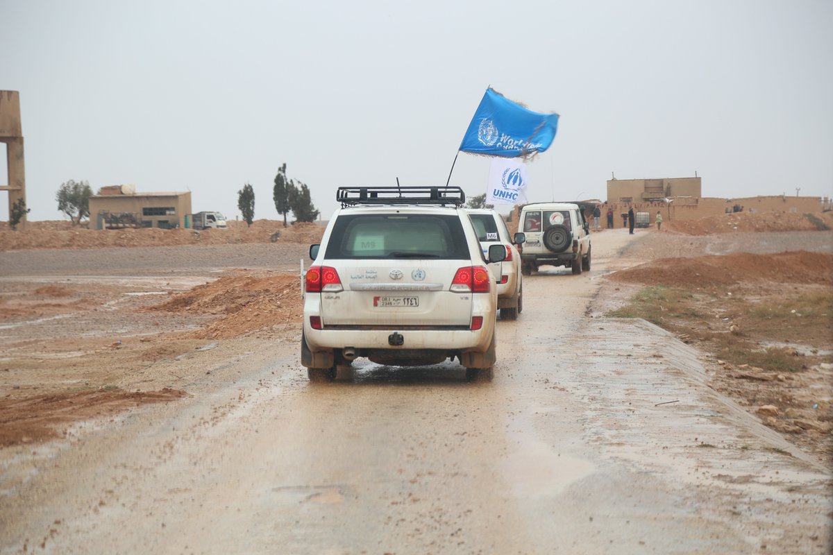 Day 2 in Rukban: teams from @UN and @UNHCRinSyria and @SYRedCrescent are despite the bad weather on the ground distributing life-saving aid to the people in need stranded in Rukban makeshift settlement.