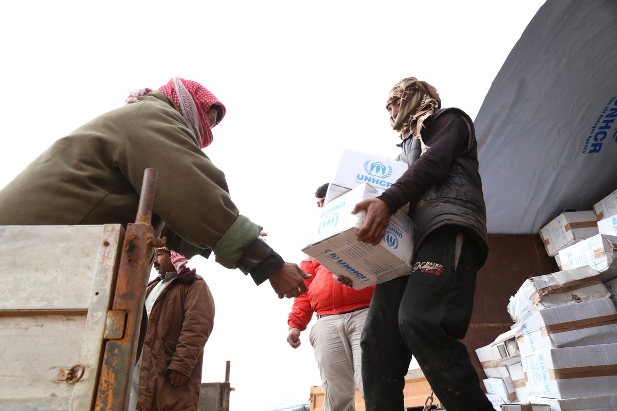 Day 2 in Rukban: teams from @UN and @UNHCRinSyria and @SYRedCrescent are despite the bad weather on the ground distributing life-saving aid to the people in need stranded in Rukban makeshift settlement.   
