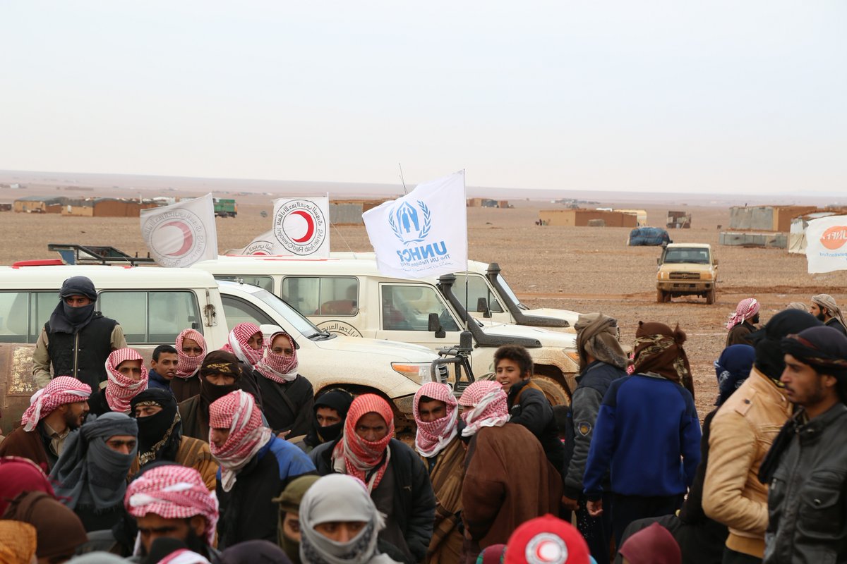 Day 2 in Rukban: teams from @UN and @UNHCRinSyria and @SYRedCrescent are despite the bad weather on the ground distributing life-saving aid to the people in need stranded in Rukban makeshift settlement.   