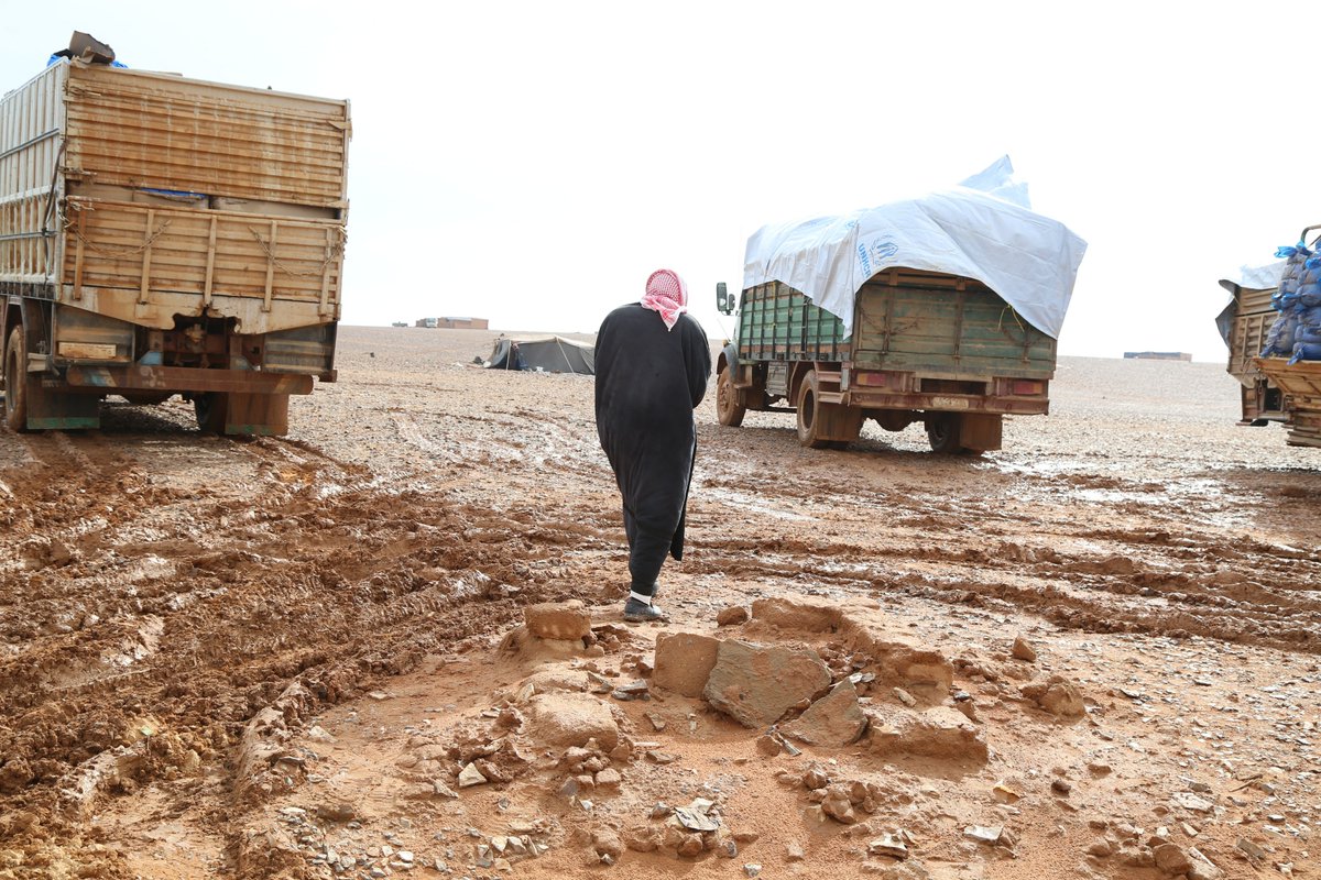 Day 2 in Rukban: teams from @UN and @UNHCRinSyria and @SYRedCrescent are despite the bad weather on the ground distributing life-saving aid to the people in need stranded in Rukban makeshift settlement.   