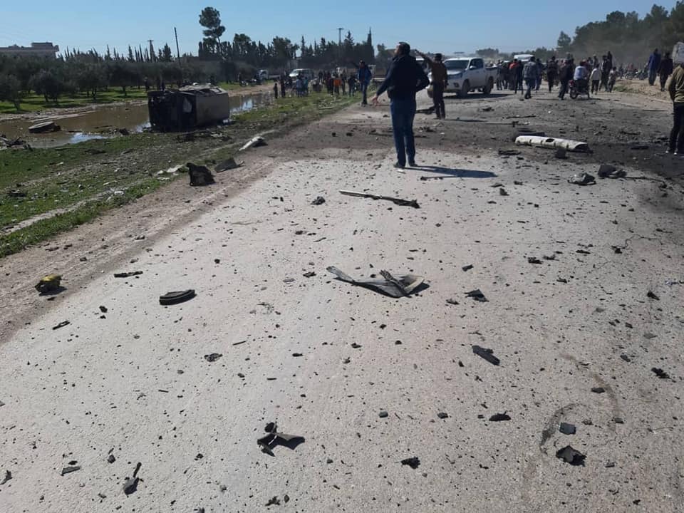 Manbij MMC vient de publier la photo d'un attentat suicide à l'intérieur de Manbij près de la tombe de Sheikh Aqeel. Les informations préliminaires montrent qu'une voiture a été endommagée