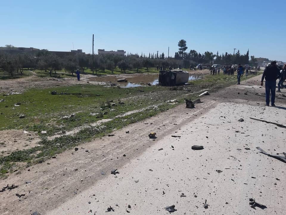 Manbij MMC vient de publier la photo d'un attentat suicide à l'intérieur de Manbij près de la tombe de Sheikh Aqeel. Les informations préliminaires montrent qu'une voiture a été endommagée