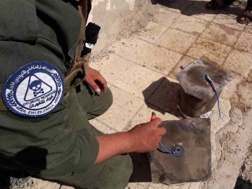 Civilians in Busayrah reported two suspicious objects on the side of the road. Upon inspection, the objects turned out to be a pair of 17kg IEDs that would be remotely detonated. The mines were safely disarmed