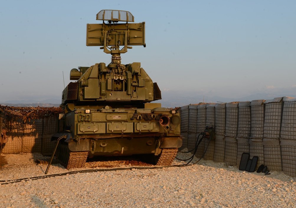 Syria: Russia significantly boosted air defenses to protect its Airbase in Kheimimim since Rebels started to target it with weaponized drones. Tor-M2, Pantsir S-1 + radar systems pictured,  @RALee85