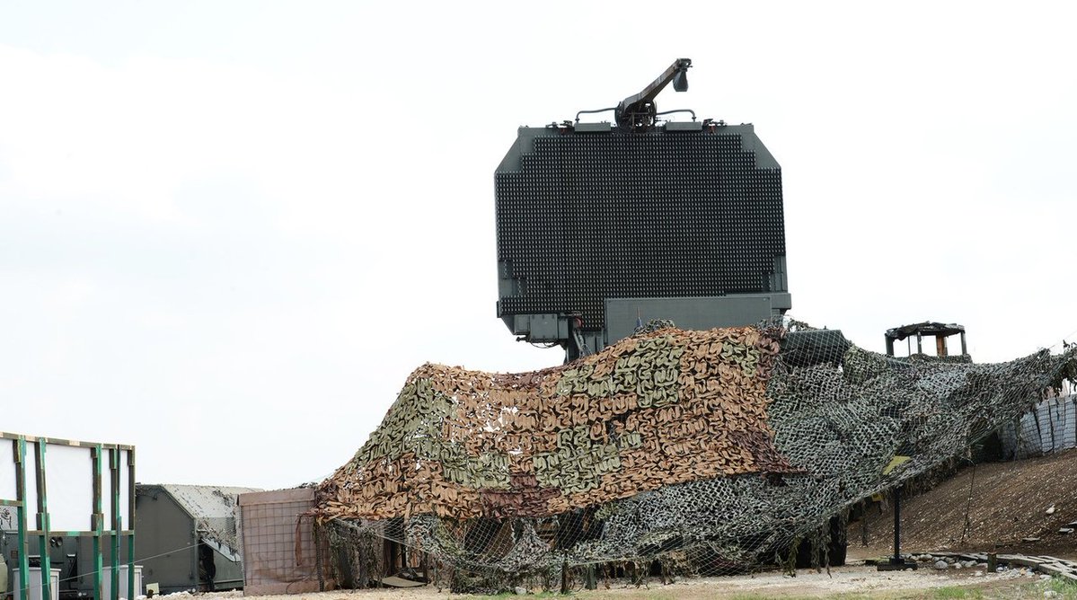 Syria: Russia significantly boosted air defenses to protect its Airbase in Kheimimim since Rebels started to target it with weaponized drones. Tor-M2, Pantsir S-1 + radar systems pictured,  @RALee85