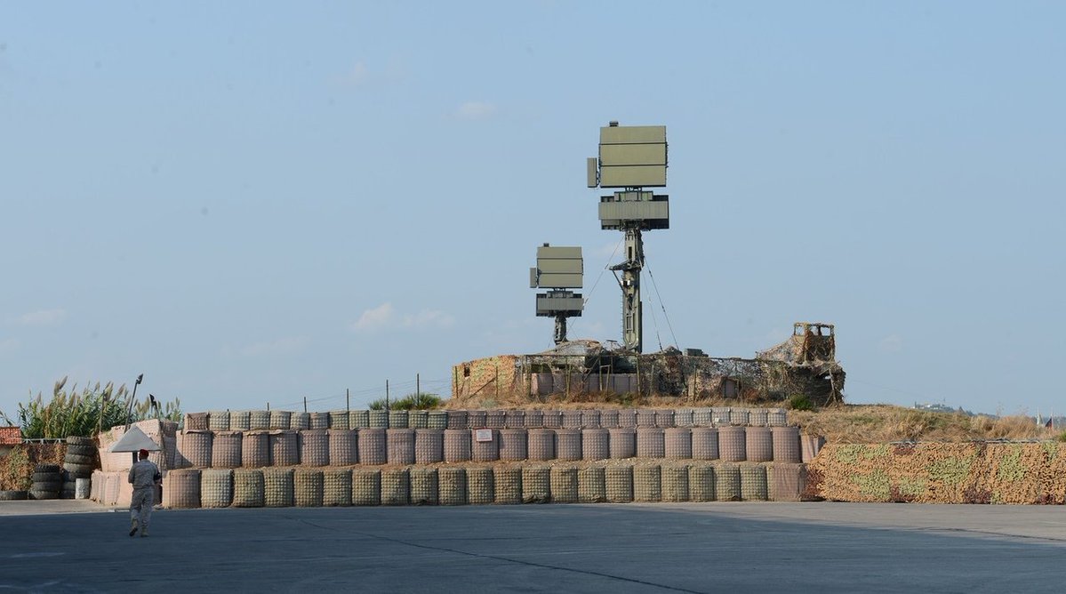 Syria: Russia significantly boosted air defenses to protect its Airbase in Kheimimim since Rebels started to target it with weaponized drones. Tor-M2, Pantsir S-1 + radar systems pictured,  @RALee85