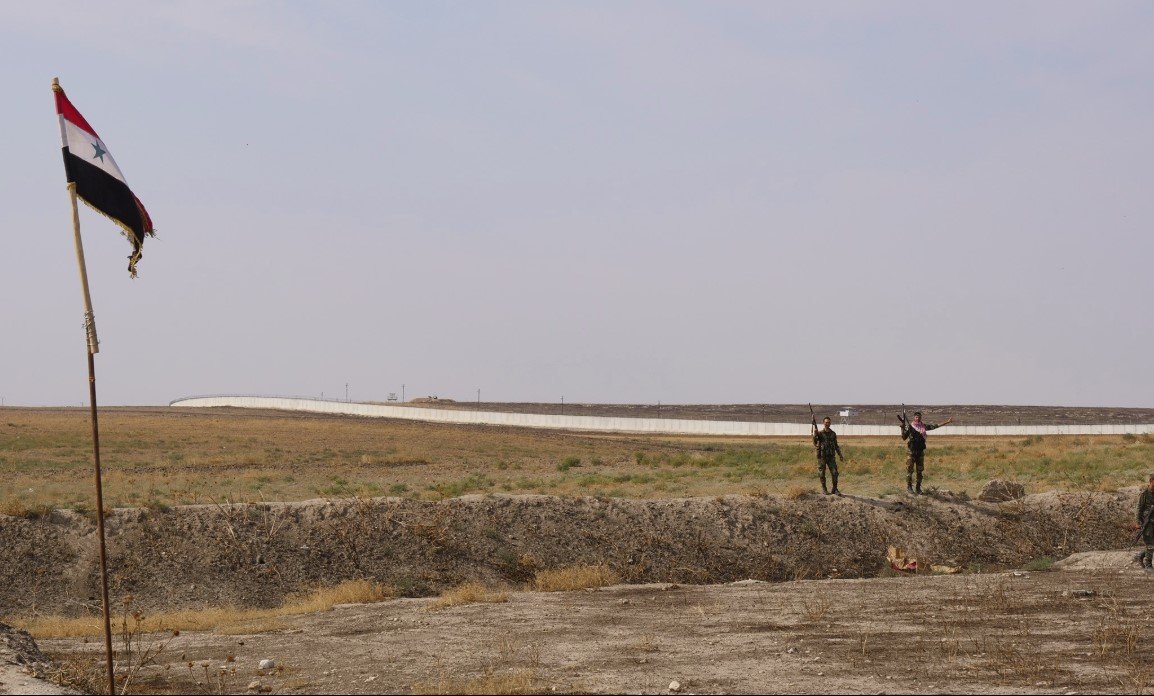 The deployment of SAA on the Turkish border in the city of Amûdê