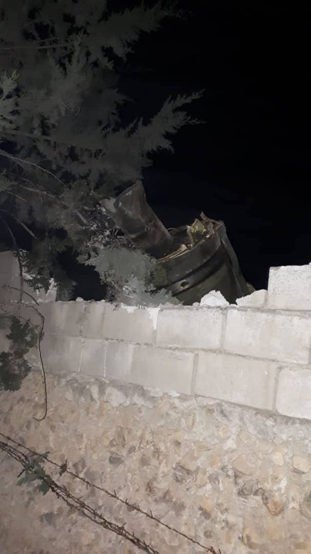 صور لبقايا الصاروخ العنقودي الذي أطلقته ميلشيات إيران من جبل عزان في ريف حلب الجنوبي على مخيم للنازحين  في قاح شمال إدلب بالقرب الحدود السورية التركية