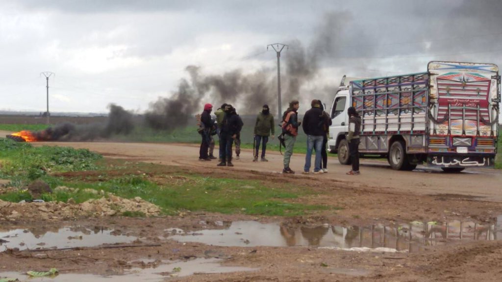 Rebels of Karak and Nawa towns in Daraa countryside block the roads in solidarity with the city of Sanamen that pro-Assad militias are trying to storm with tanks