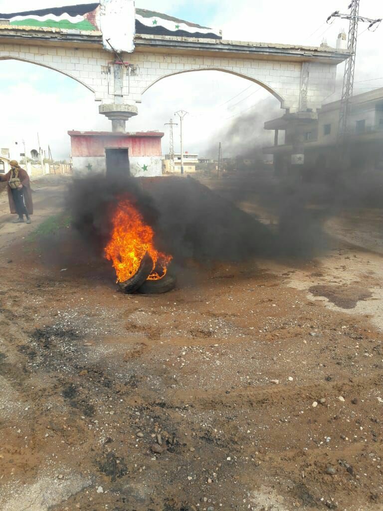 Rebels of Karak and Nawa towns in Daraa countryside block the roads in solidarity with the city of Sanamen that pro-Assad militias are trying to storm with tanks