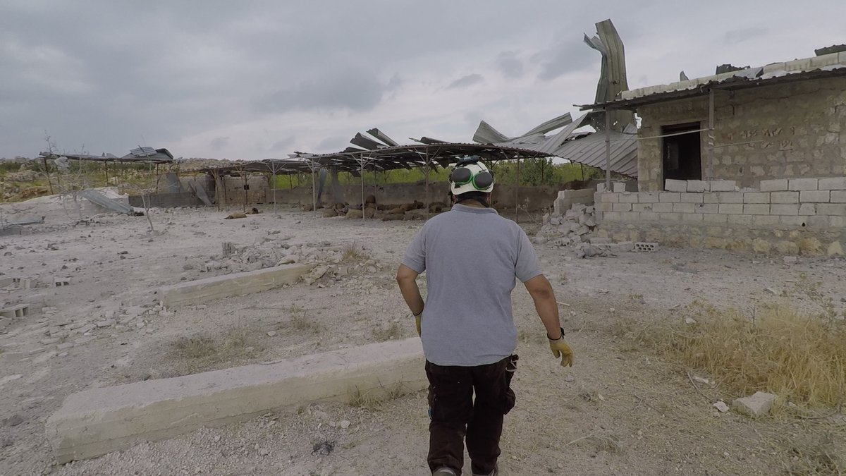 Two civilians, one of them a child, were injured, and a large number of livestock were killed in air strikes by warplanes targeting the outskirts of the town of Kansafra in the southern Idlib countryside