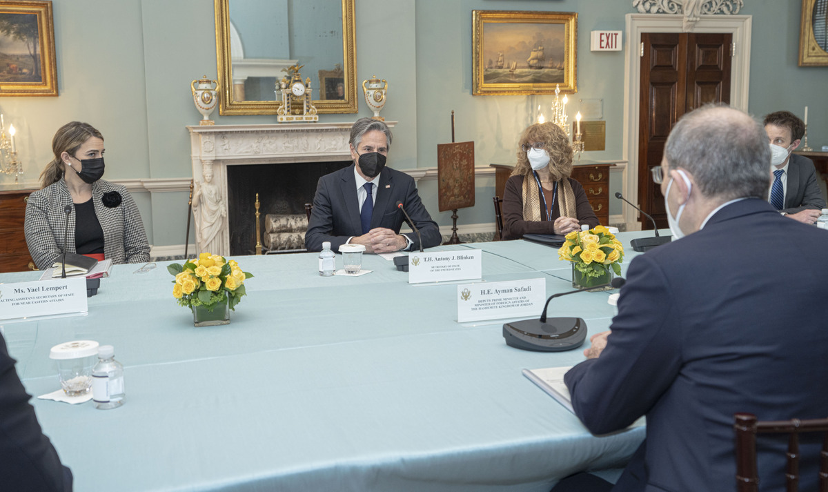 Secretary Antony Blinken:Great meeting today with Jordanian Foreign Minister @AymanHsafadi. We expressed our commitment to the U.S.-Jordan strategic partnership that includes implementing economic reforms, expanding water access, and strong coordination on Syria and Israeli-Palestinian issues