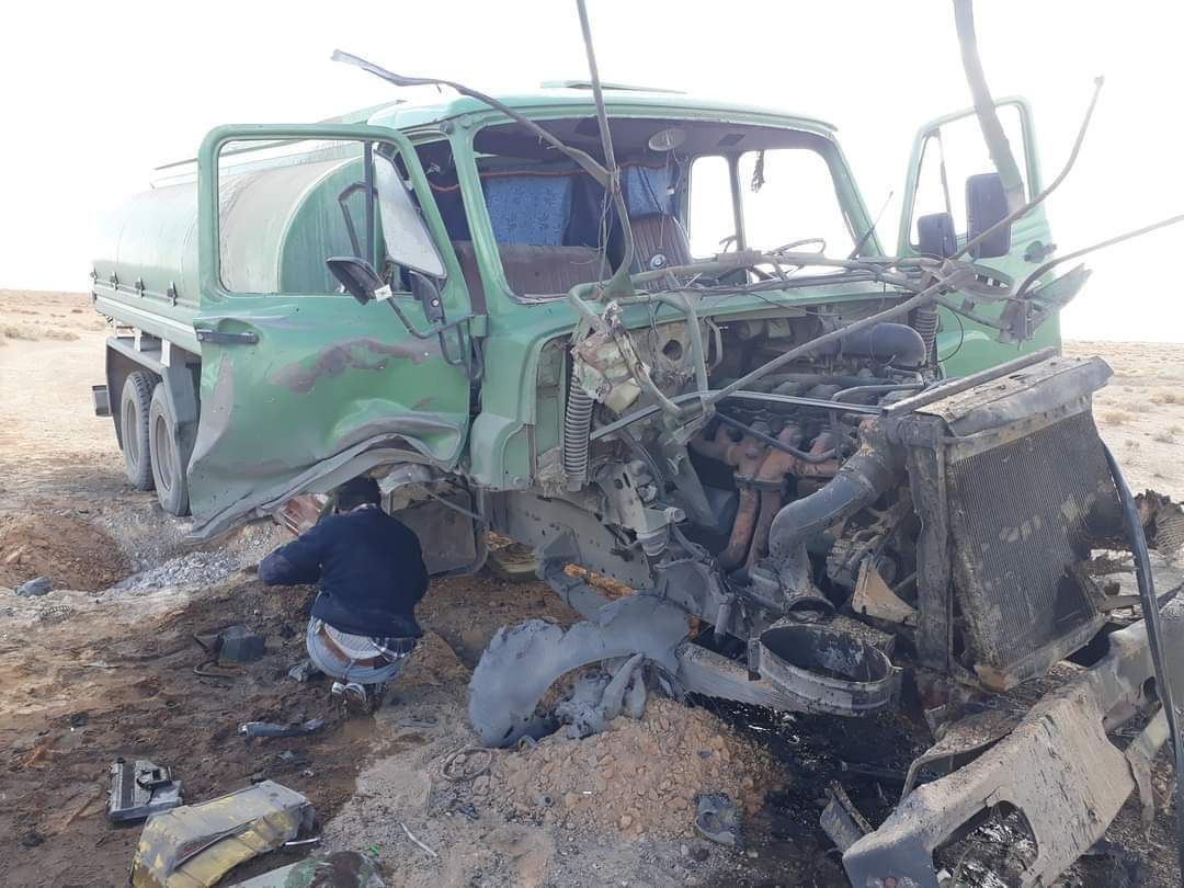 Eastern Syria: a tanker truck used to refuel SAA deployed in W. Deir ez-Zur desert was destroyed yesterday by an ISIS mine/IED near Kabajab. 2 wounded (soldier & driver)
