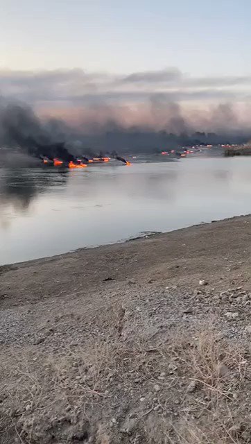 في بلدة أبو_حمام شرق ديرالزور داهمت قسد معبراً لتهريب المازوت نحو مناطق النظام، حيث قامت بإحراق براميل المازوت المُعد للتهريب ورمتها في النهر، لمن يتسائل من جماعتنا السوريين  هل صحيح طعم المي بالدير مازوت ونفط :)