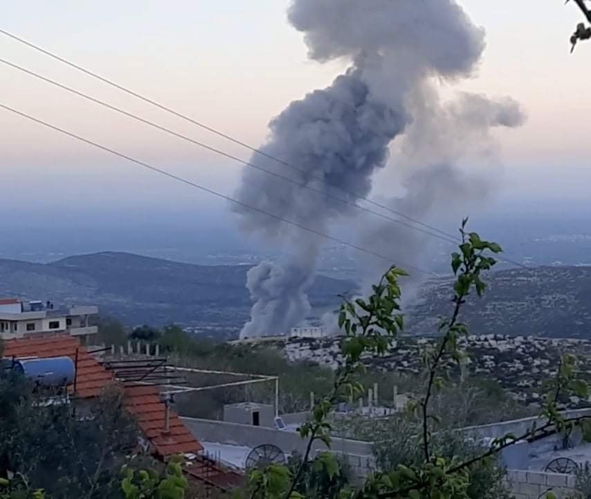 Unusually fierce Israeli bombardment tonight. At least 5 aistrikes hit 3 different places in area of Masyaf. Weapons laboratory near Zawi, known to have produced barrel bombs & currently used by Iran, is among the targets