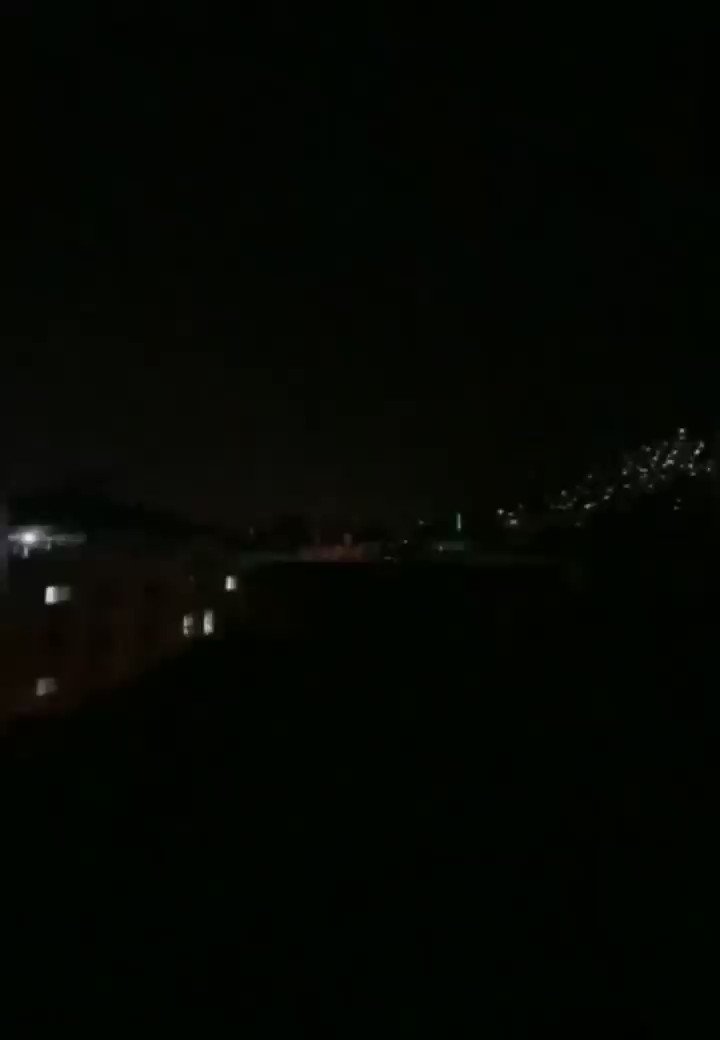 دمشق اندلاع النيران في ( فوج 100 ) بمنطقة السومرية و مواقع قوات النظام في ضاحية قدسيا جراء القصف الإسرائيلي المستمر حتى