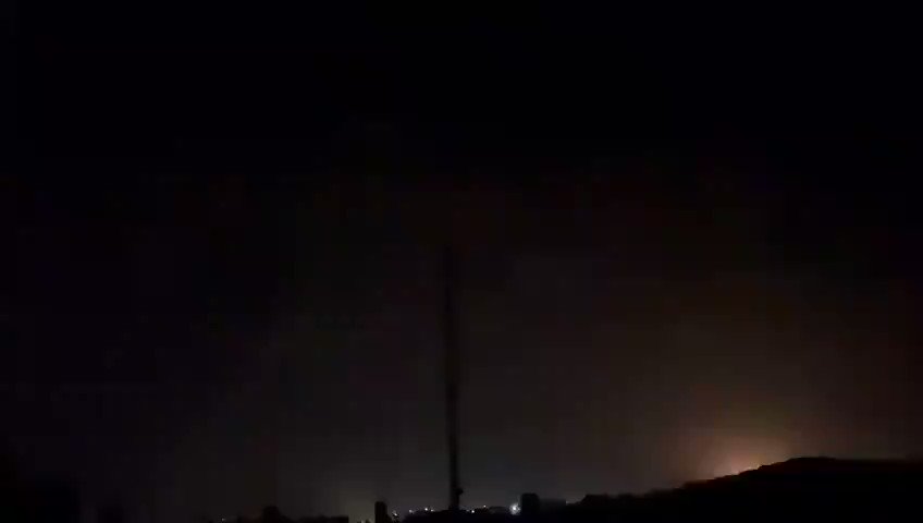 فيديو متداول للغارات الجوية التابعة للطيران الإسرائيلي التي استهدف مواقع للميليشيات الإيرانية بـ دمشق والتقديرات الأولية تشير إلى استهداف مقر اللواء 91 بالقرب من الكسوة