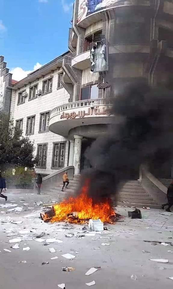 Syria: parts of the Suwayda's Governorate Building was also burned down by protestors. After Assad's forces fired at protestors, resulting in casualties, now several explosions are reported