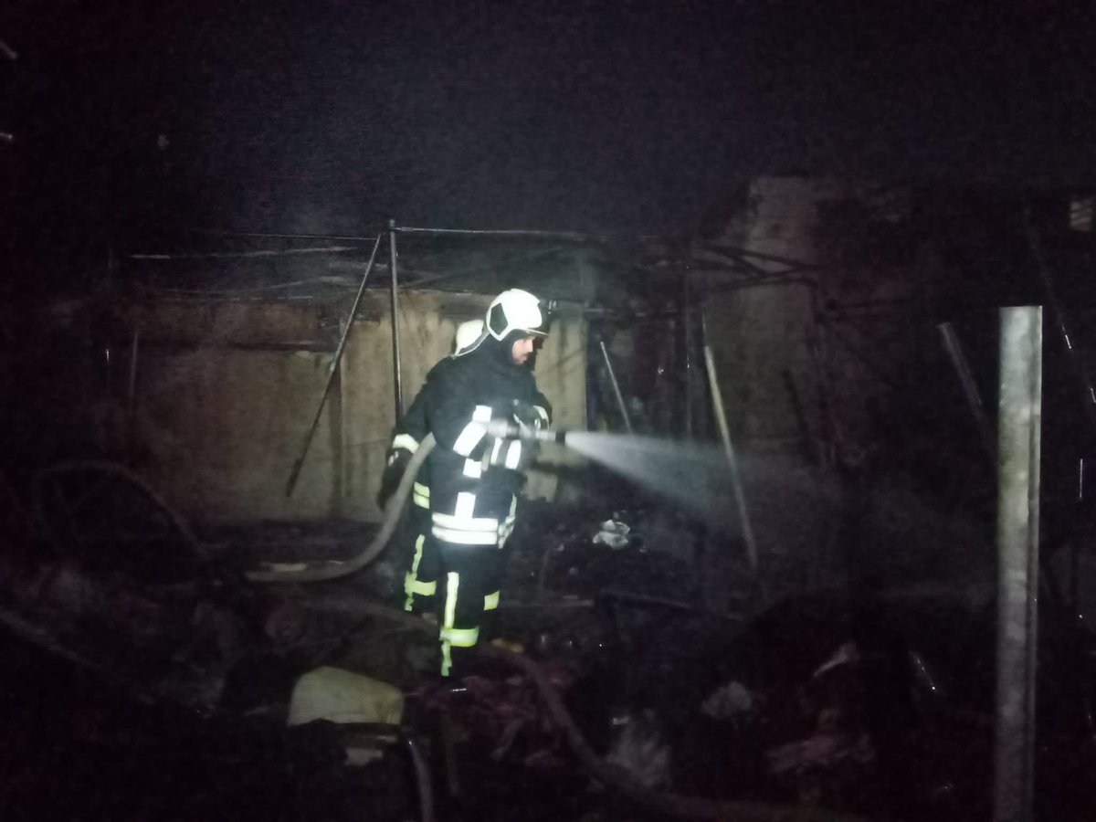 5 civilians sustained burns and breathing issues after another fire broke out after midnight in the Bab al-Salama camp in the Azaz countryside, north of Aleppo. 6 tents were completely burned down and 4 others were partially damaged.