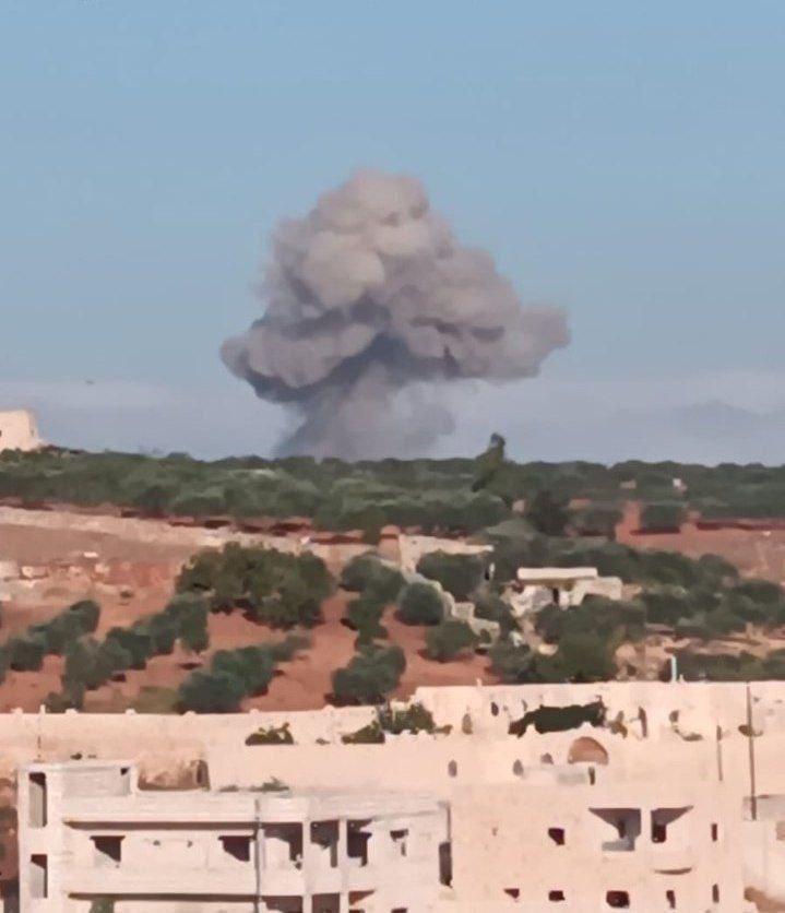Russian Air Force bombers targeted, with a series of air strikes sites west of the city of Idlib, a short while ago, with a continuous intensive flight of warplanes over the countryside of Idlib.