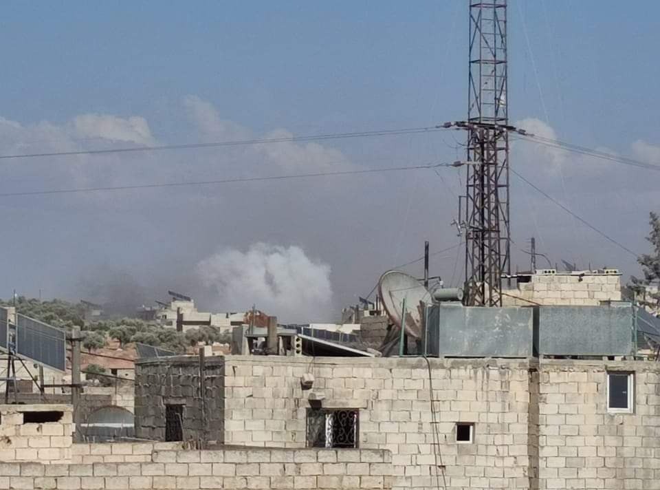 إصابة امرأة بقصف مدفعي وصاروخي لقوات النظام على أطراف مدينة الأتارب بريف حلب الغربي n