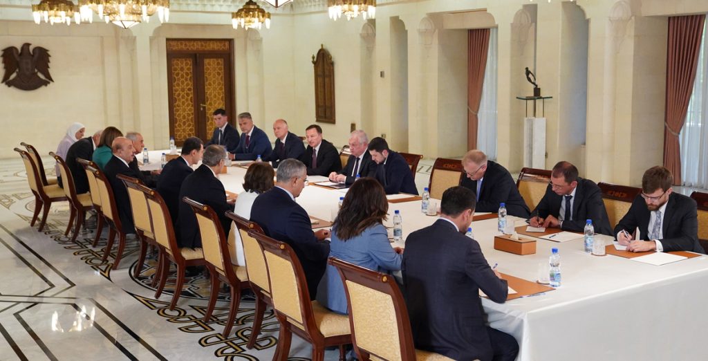 Assad discutiu com o enviado especial do presidente russo, Alexander Lavrentiev, o arquivo do retorno dos refugiados sírios e Os dois lados discutiram a teimosia turca em relação à retirada dos territórios sírios