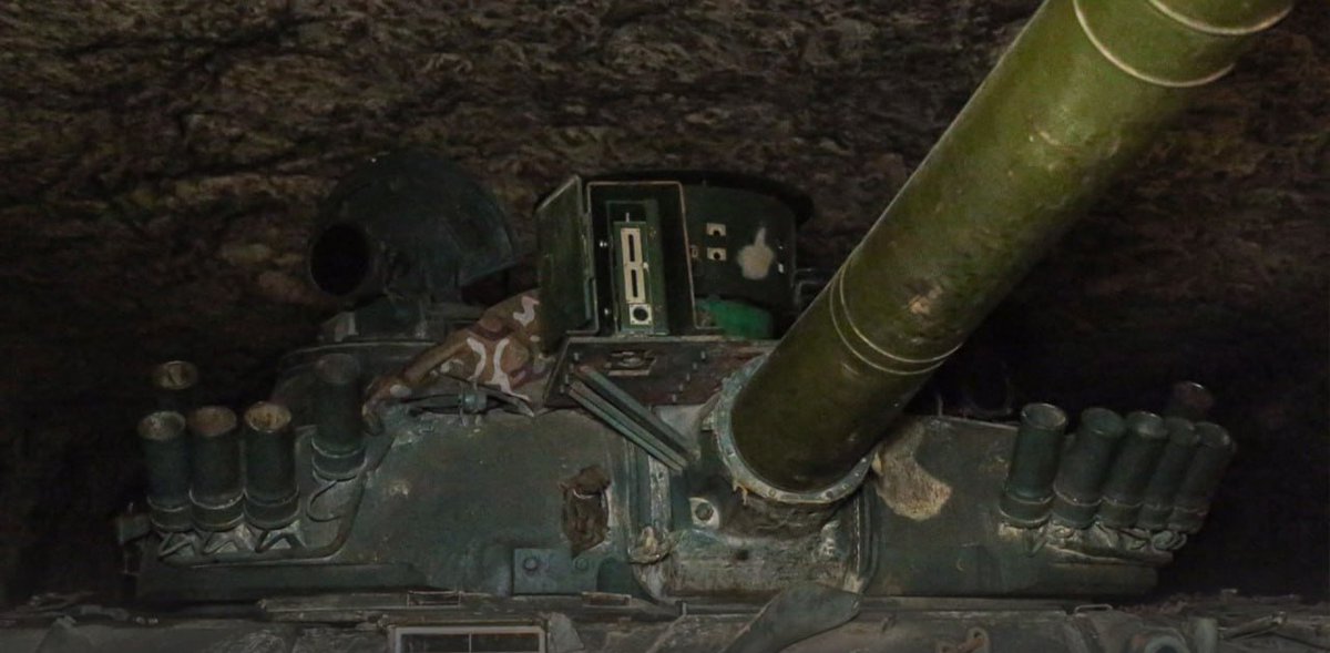 Syria: last night HTS launched a raid on Qabtan Jebal axis (W. Aleppo) and managed to seize this T-72 from pro-Assad forces. Several soldiers were also killed. This is the first armor seized in 4 years
