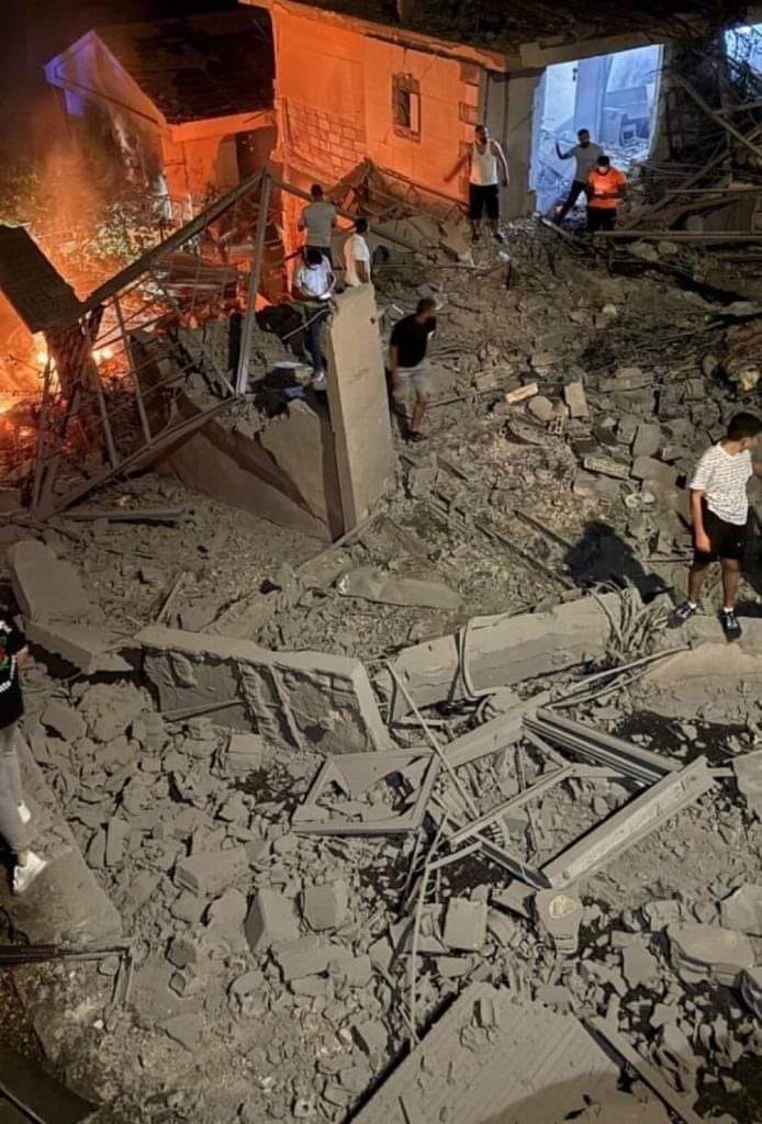 Syria: at 11:40PM Israel carried out airstrikes on area of S. Zeinab (SEastern Damascus).A Foundation (Jihad Al-Bina) under Hezbollah control was bombed.2 were killed: a Syrian Hezbollah fighter from Nubul-Zahraa & a woman.A radar was also destroyed in Suwayda province