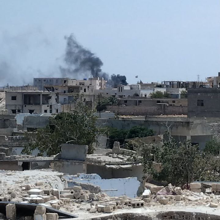 Pro-Assad-Kräfte bombardierten das Gebiet der türkischen Armeepositionen mit schwerer Artillerie am Stadtrand von Nayrab (Südost-Idlib). Militärischer Punkt wurde offenbar getroffen